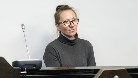 SARIKELM KÜLVAB HIRMU ⟩ Eakate petmisega tuntuks saanud Liis Haavelit nähti Pärnus: ta on pea tundmatuseni muutunud!