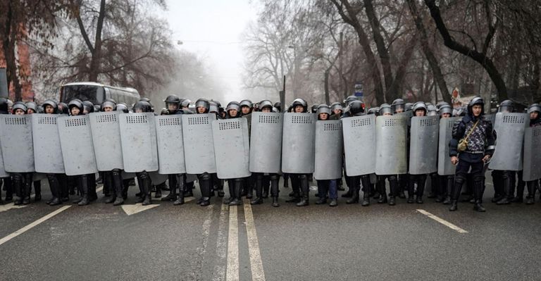 Казахские полицейские во время протестов.