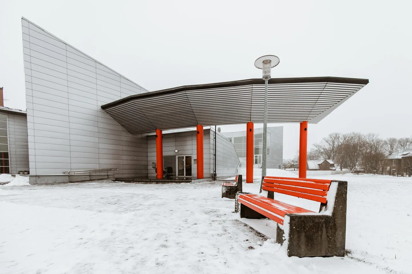 Tartu ülikooli Pärnu kolledži õppehoone.