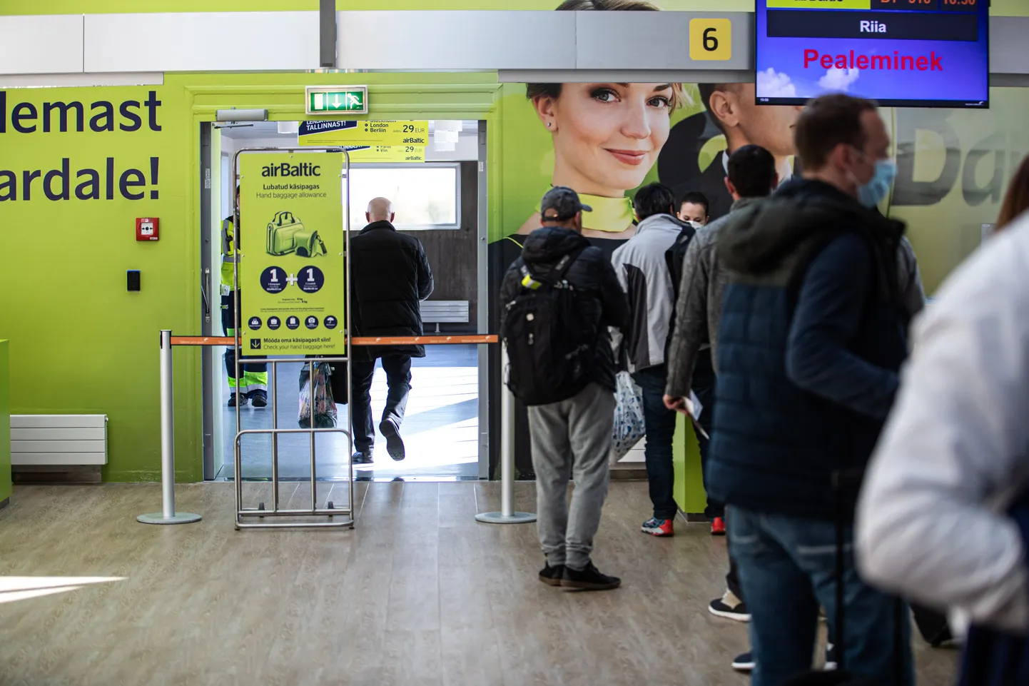 Reisjad liikumas Tallinna Lennujaamast väljuvale airBalticu lennukile, mis viis reisijad Riiga. 

airBaltic started flying again. Flight from Tallinn to Riga, Tallinn Airport.
Foto Remo Tõnismäe,Postimees