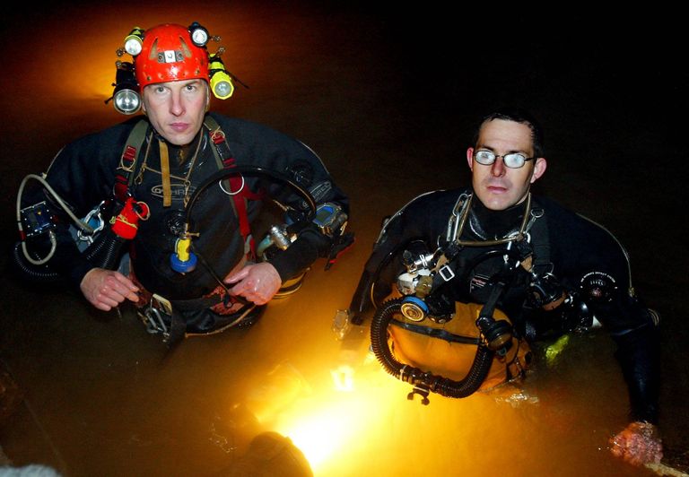 Briti sukeldujad Rick Stanton (paremal) ja John Volanthen leidsid koopas lõksus olnud jalgpallipoisid