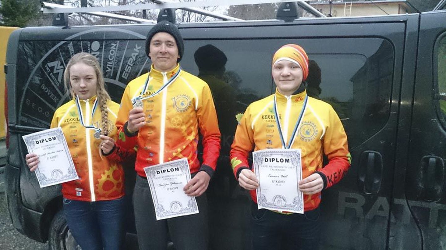 Kolm Viljandi rattaklubi sportlast lõpetasid Eesti talikrossi meistrivõistlused hõbemedaliga. Pildil on vasakult Kristel Sandra Soonik, Kristjan Johanson ja Toomas Vool.