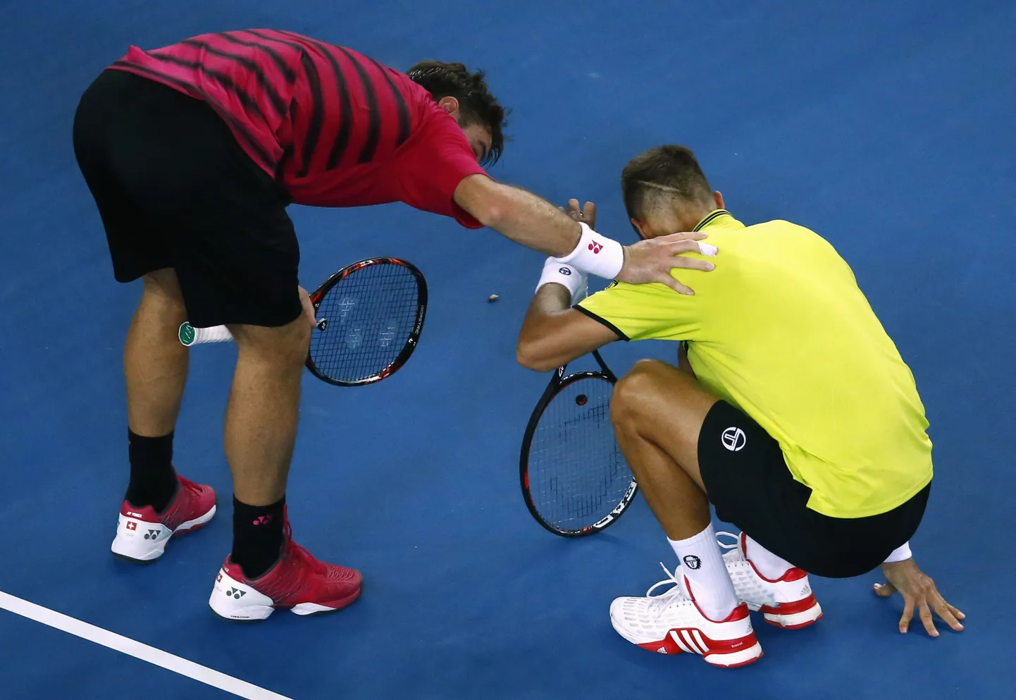 Stanislas Wawrinka palumas vabandust Martin Klizani käest.