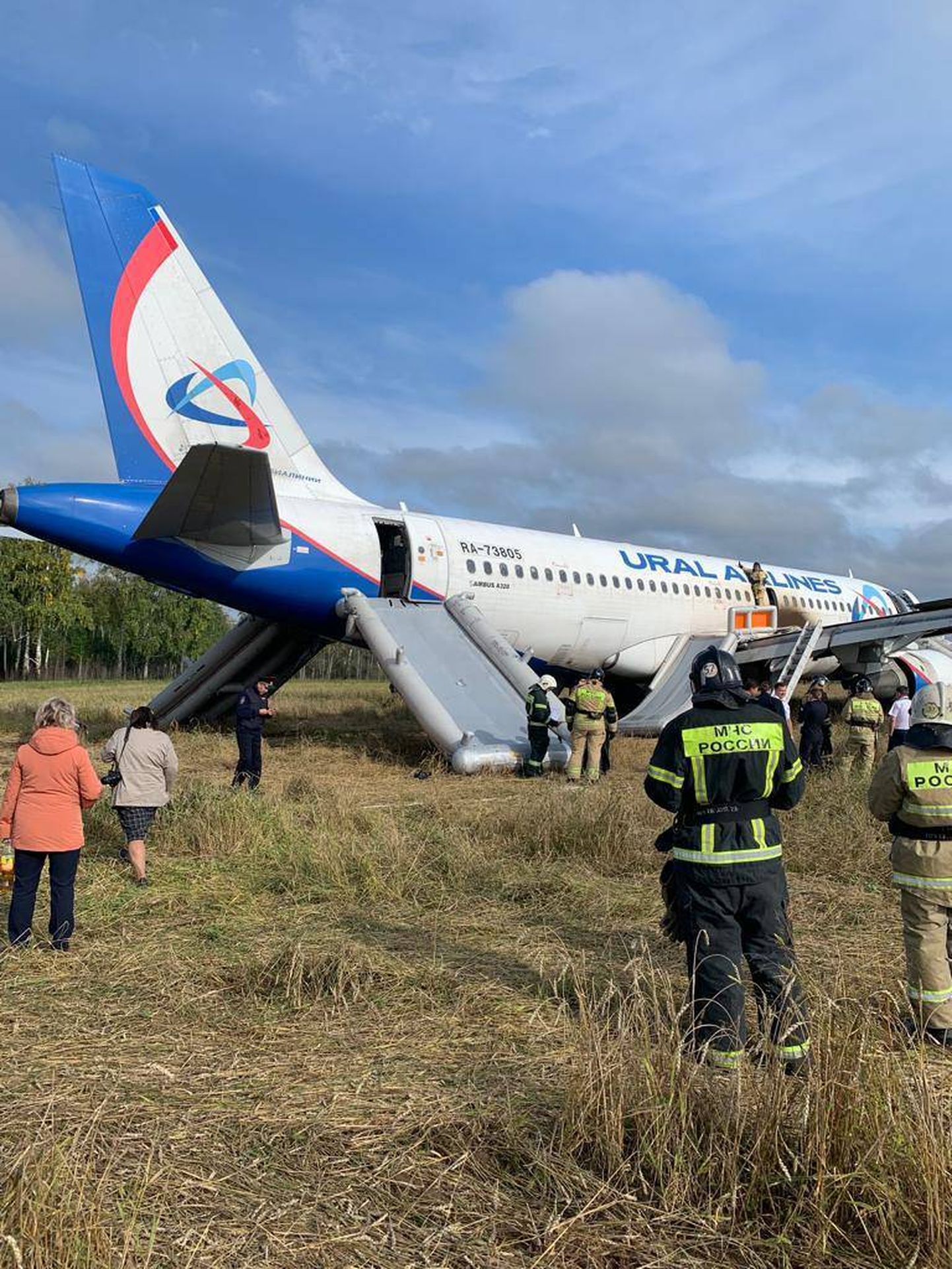 Venemaa Ural Airlinesi Airbus A320 tegi täna öösel hädamaandumise Novosibirski oblastis põllule.