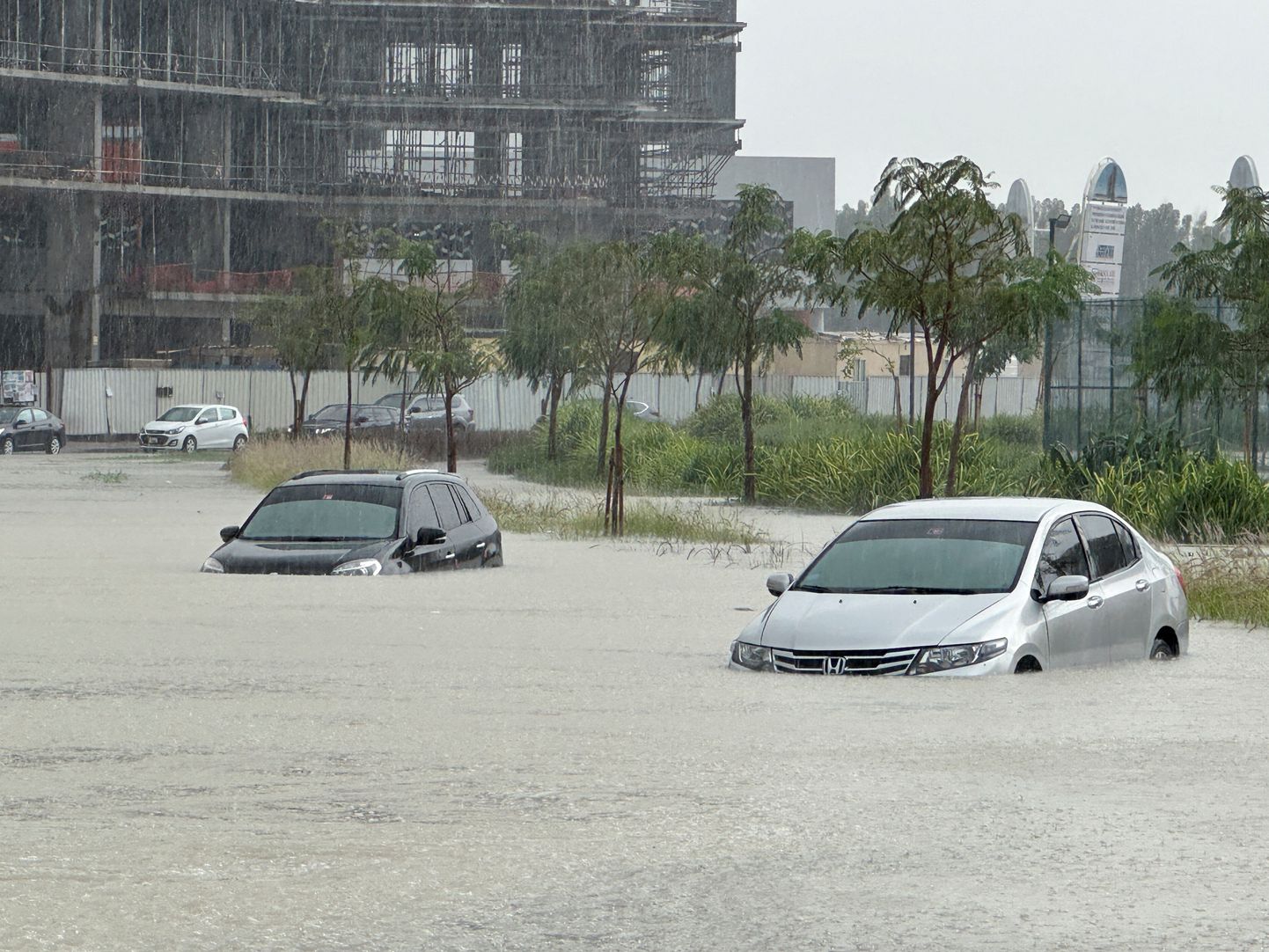 Vee alla jäänud autod täna Dubais.