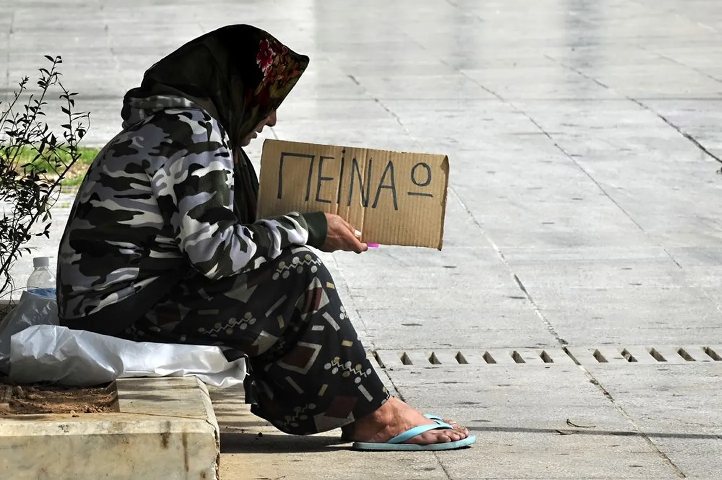 «Mul on nälg,» ütleb silt Kreeka pealinnas Ateenas tänaval kerjava naise käes. Eesti peaminister Andrus Ansip kinnitab, et  euroliidu kriisimehhanismiga liitumine ei tähenda seda, et me anname hädas Kreekale või mõnele teisele riigile tagastamatut abi.