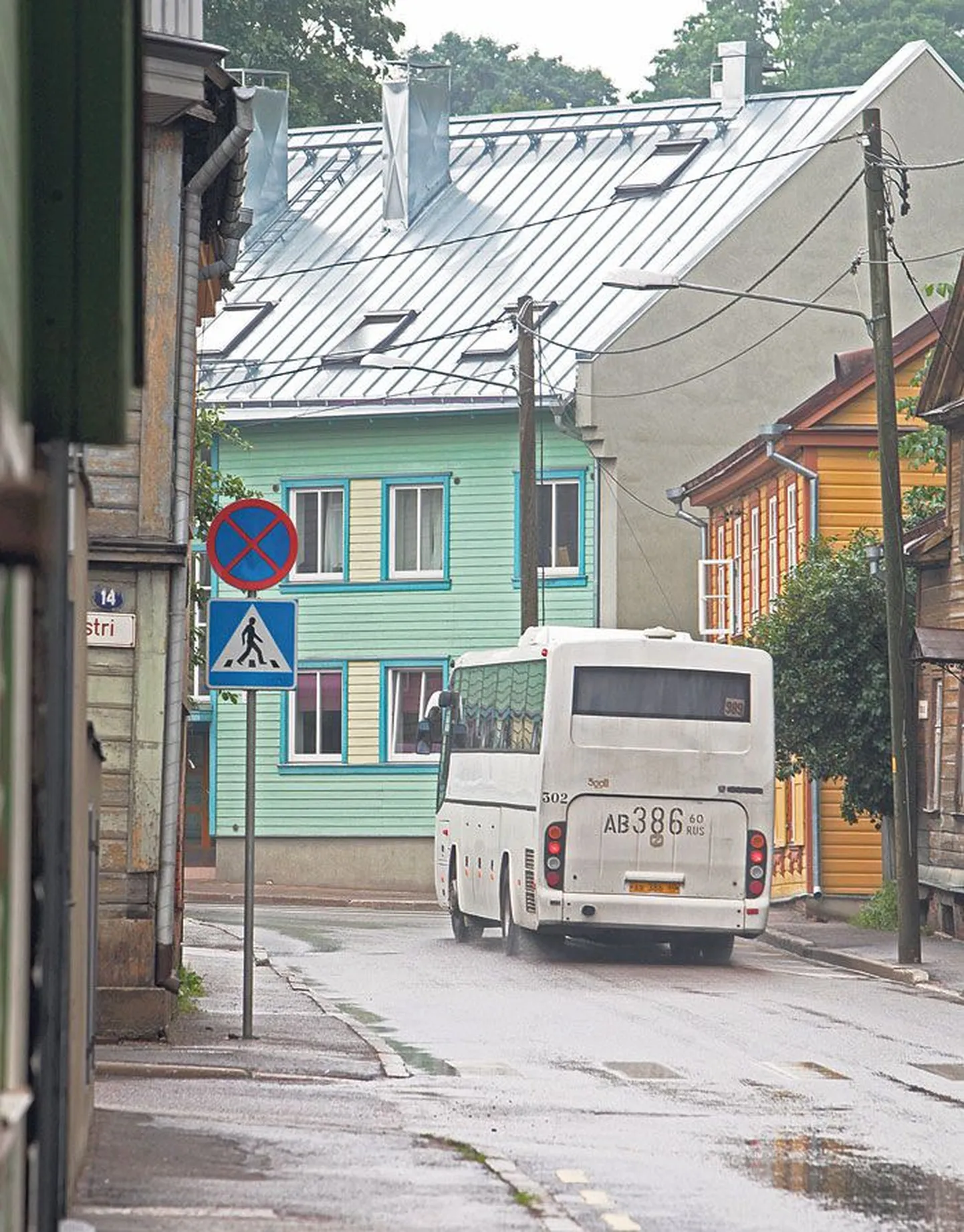 Liikluskoormust suurendavad Kroonuaia tänaval ka kaugliinibussid, mis kasutavad tänavat linnast välja sõiduks.