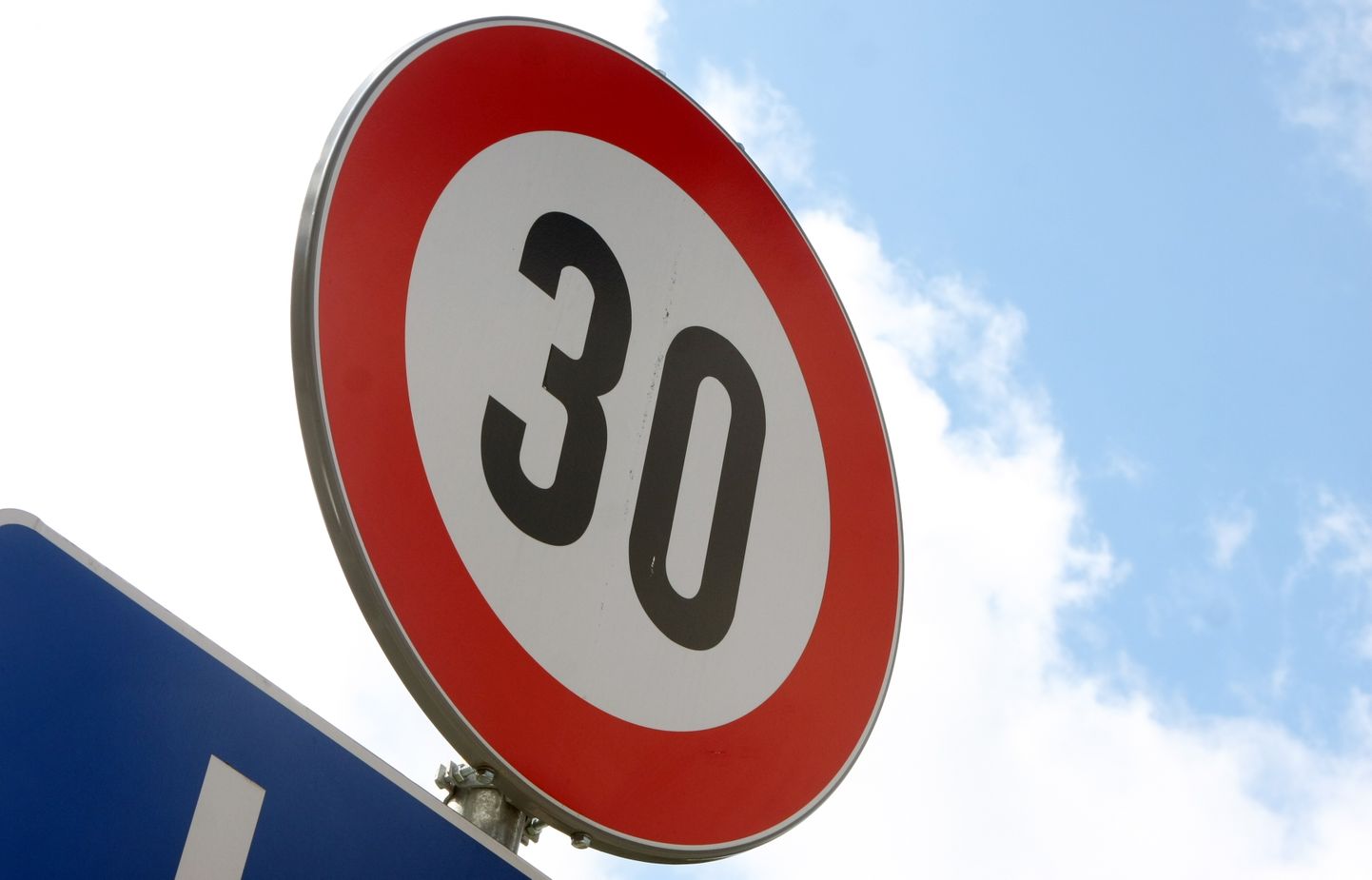Ceļa zīme "30".