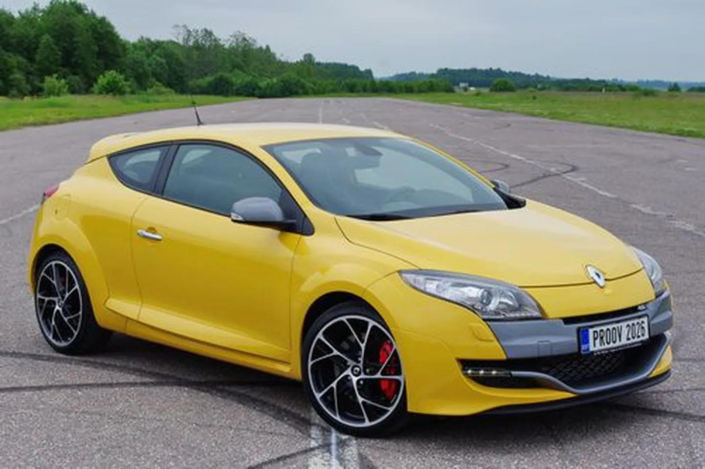 Silmatorkavalt kollane Megane.