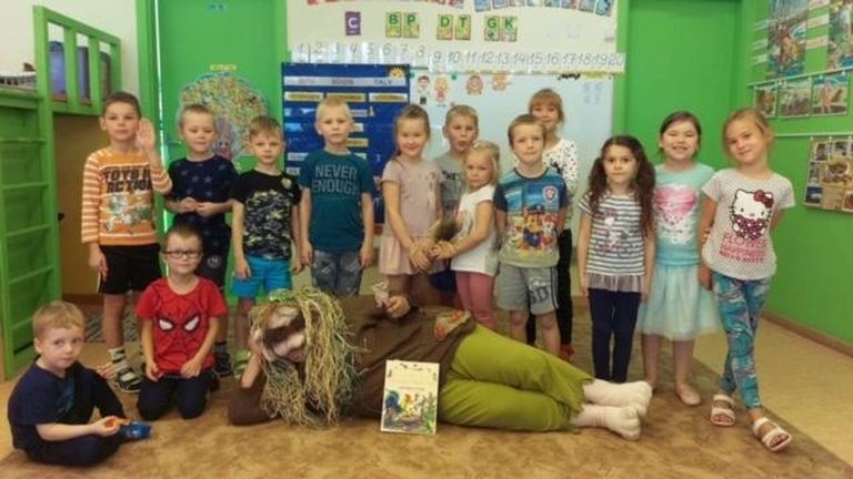 Ettelugemise päeval loeti 14s Pärnu lasteaias jutte huntidest.