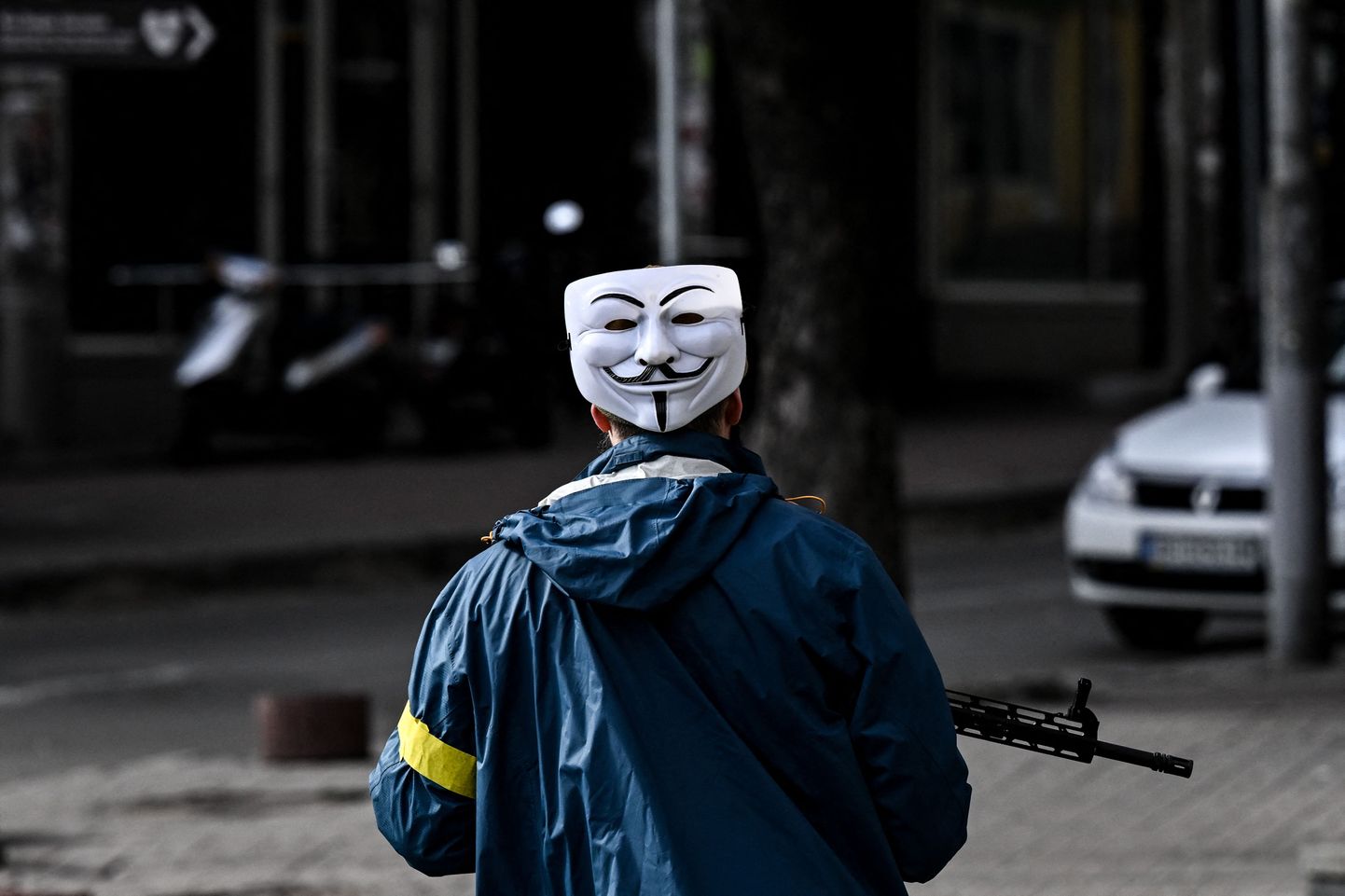 Häkkerirühmituse Anonymous maski kandev Ukraina võitleja Kiievis. Rühmitus on võtnud endale vastutuse Venemaa telekanalite segamise ning Kremli ja teiste Venemaa valitsusasutuste veebilehtede halvamise ja ähvardanud saboteerida Venemaa vee-, elektri- ja gaasivarustust.