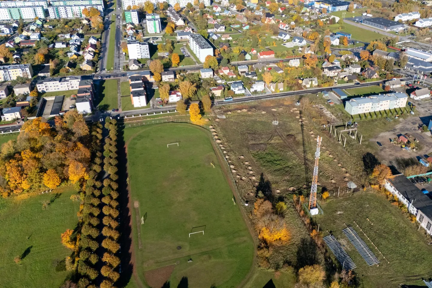 Jalgpallihall kerkib Rakvere ametikooli lähistele.