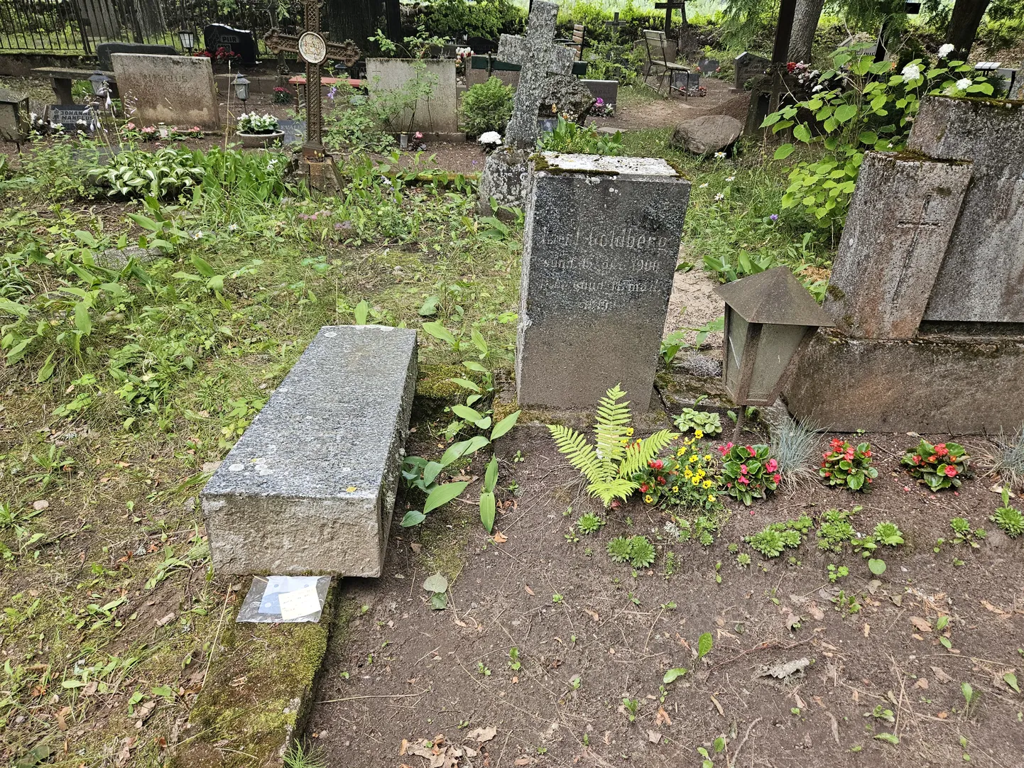 Võnnu kalmistul Karl Goldbergi haual seisnud kivist obelisk purunes paar aastat tagasi, kui sellele kukkus peale puu.