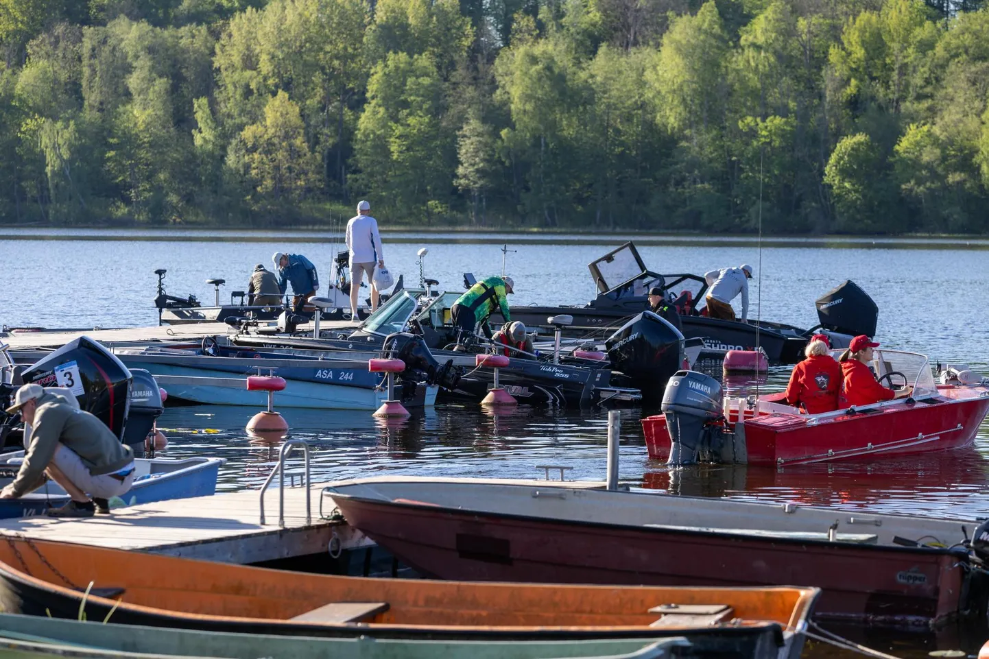 Laupäeva hommikul kell 8 startisid võistlejad paadist spinninguga röövkalapüügi meistrivõistluste avaetapile Viljandi järvel.