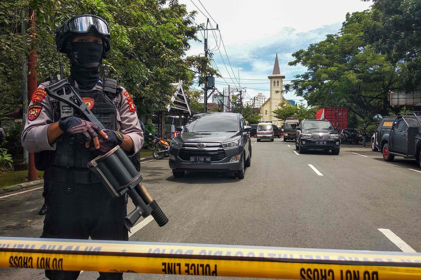 Indoneesia terroritõrjepolitsei sulges pärast arvatavat enesetapurünnakut ligipääsu Makassari katedraalile.