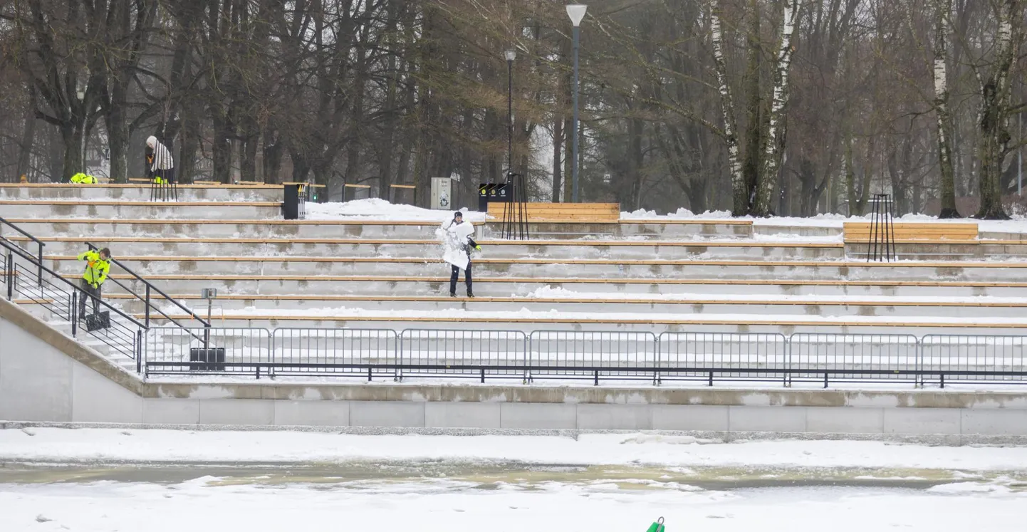 Madala kaldapiirde ees on praegu igaks juhuks kõrge ajutine aed.