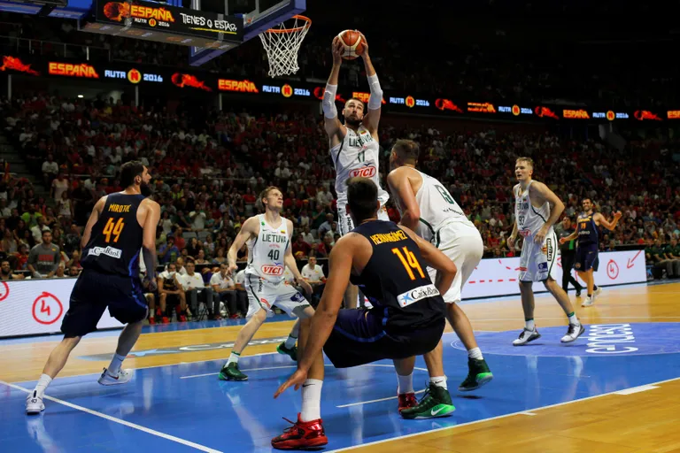 Jonas Valanciunas (palliga). Foto: Scanpix