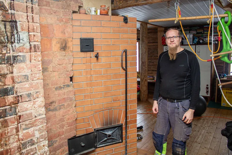 Hajaasustuses ei saa ahjuta. Kui elekter ära on, saab Tarvo Arumäe oma maja kütta vähemasti puuhalgudega.