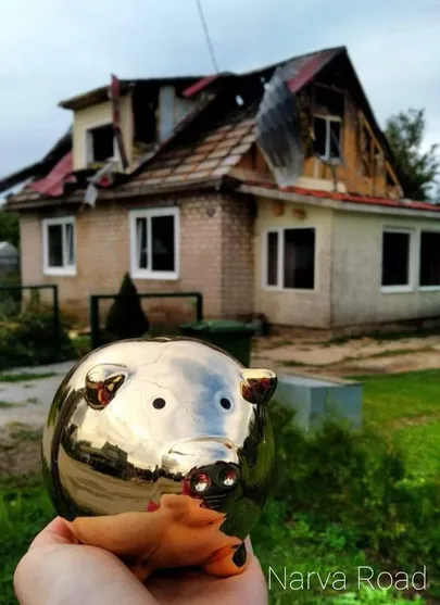 Содержимое этой копилки тоже пойдет на восстановление сгоревшего дома.