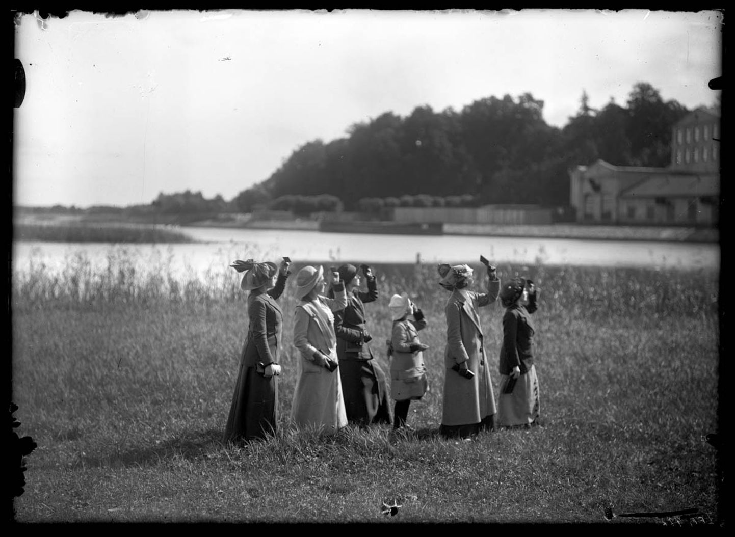 Foto näituselt «Hõbetüdrukud. Fotograafia retušeeritud ajalugu».