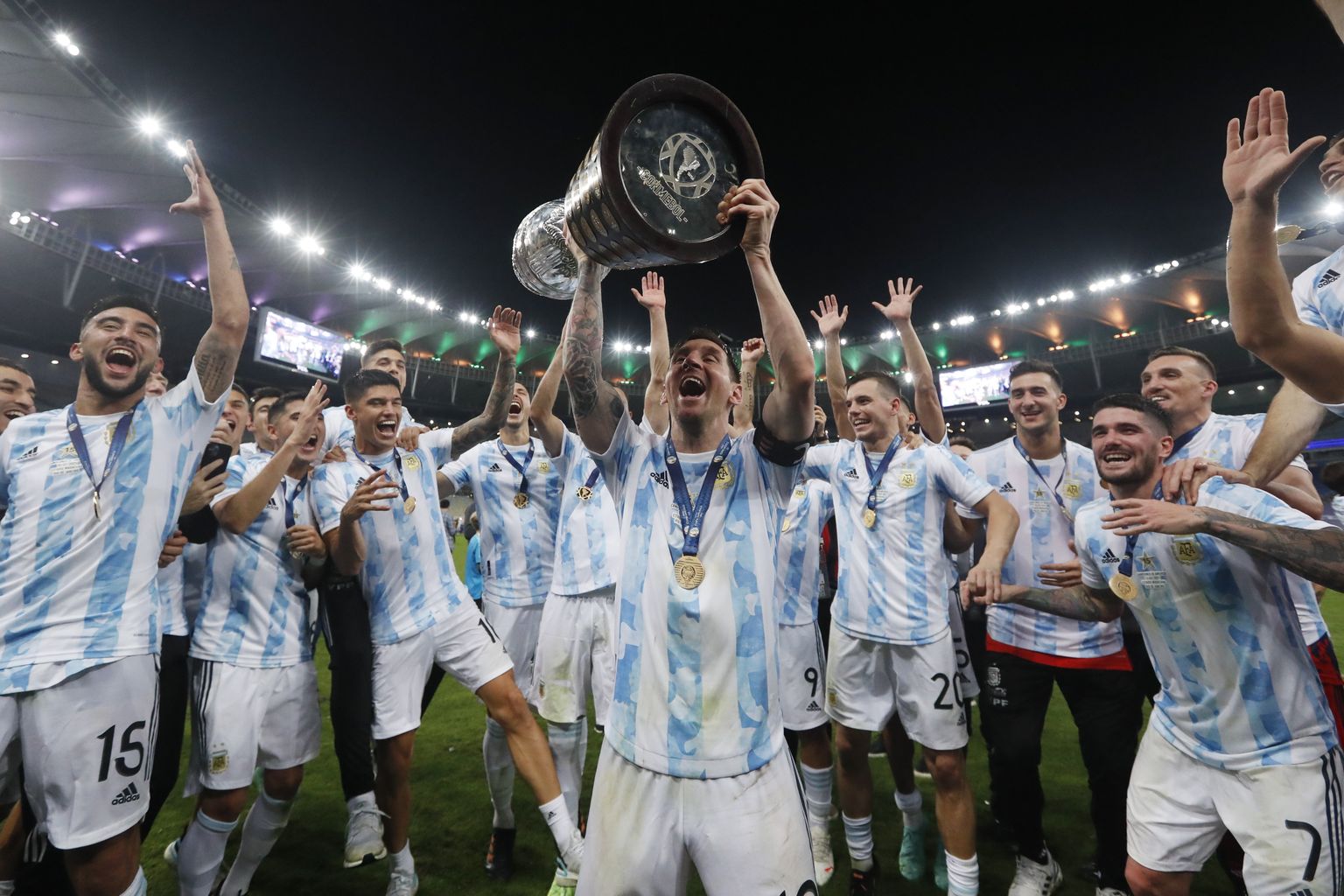 Lionel Messi tõstmas Copa America tiitlit