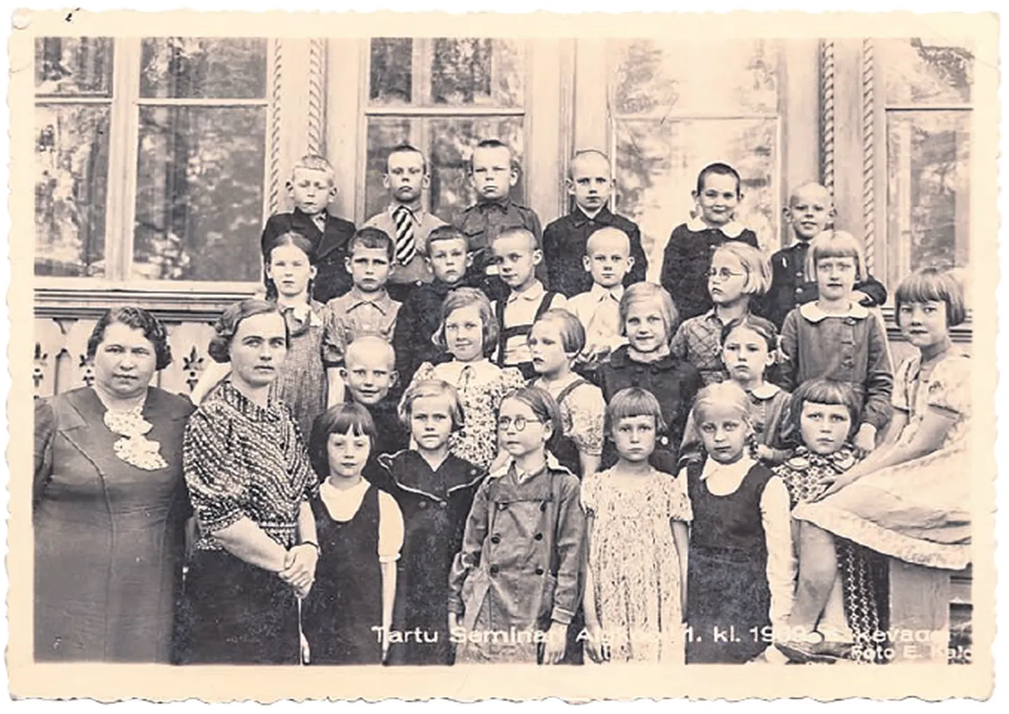 Raamatu autor Ene Hion koos teiste esimese klassi lõpetajatega 1939. aasta kevadel.