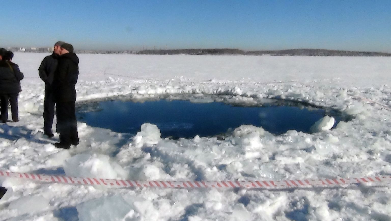 Inimesed seisavad Tšebarkuli lähistel asuva järve jääl ligi 6-meetrise läbimõõduga augu juures, mille tekitas  meteoriidikamakas.