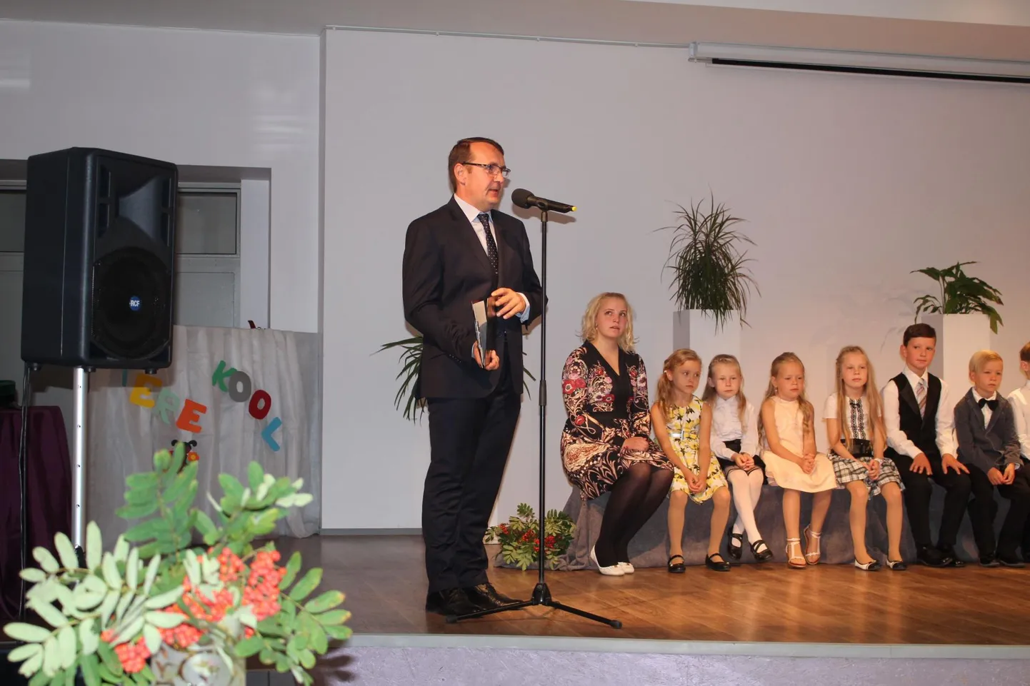 Aravete keskkooli 1. septembri aktus. Kõnet peab direktor Andy Tilk.
