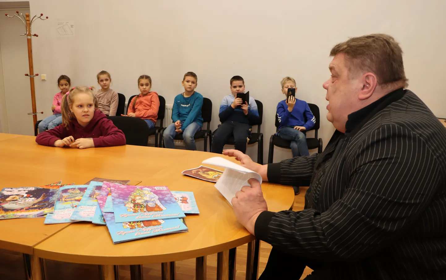 Kohtla-Järve muinasjutuvestja ja kunstnik Eduard Kont on alati valmis oma mõtteid ja ideid ka lastega jagama.