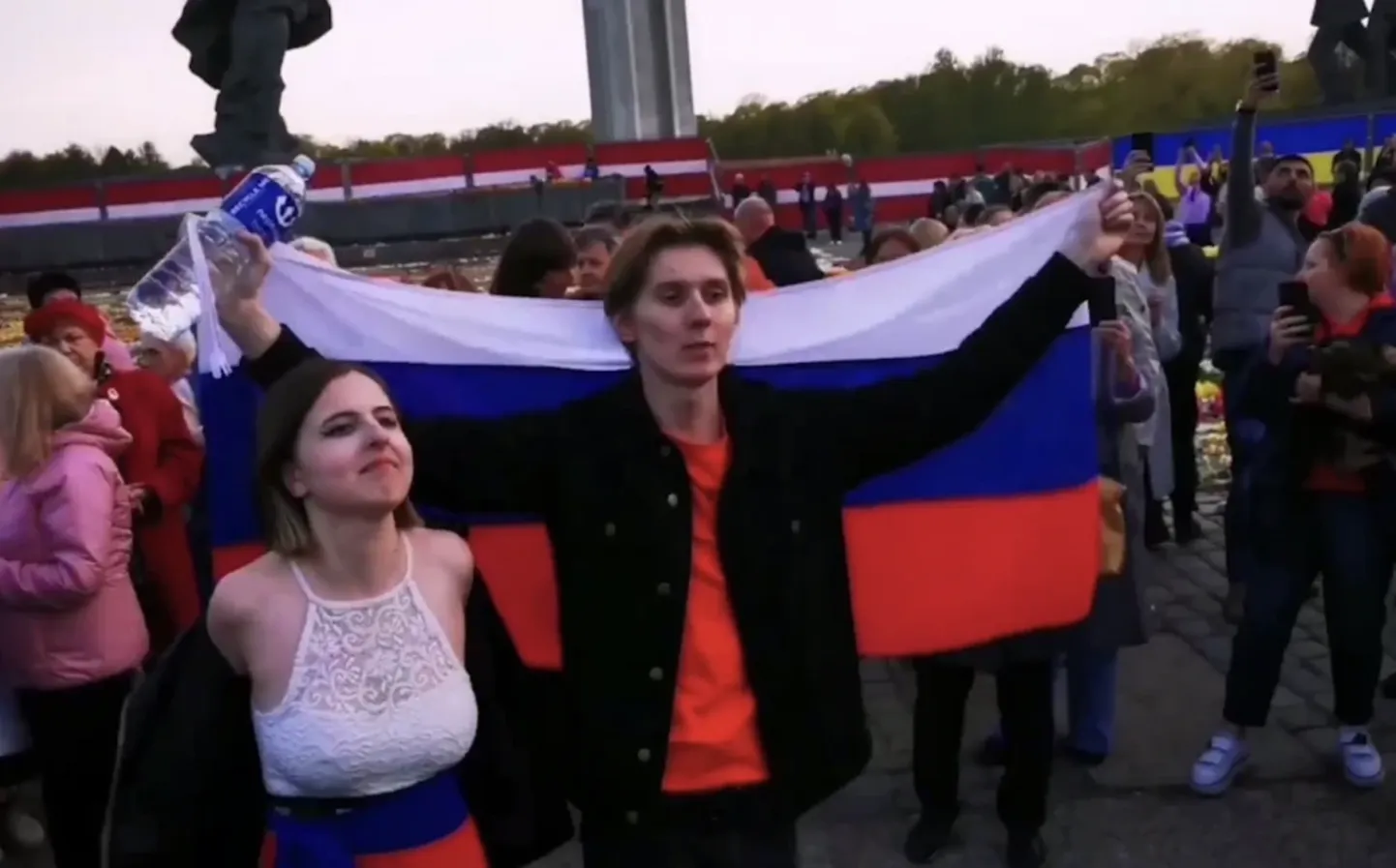 Дубяго 10 мая в парке Победы возле ныне снесенного памятника.