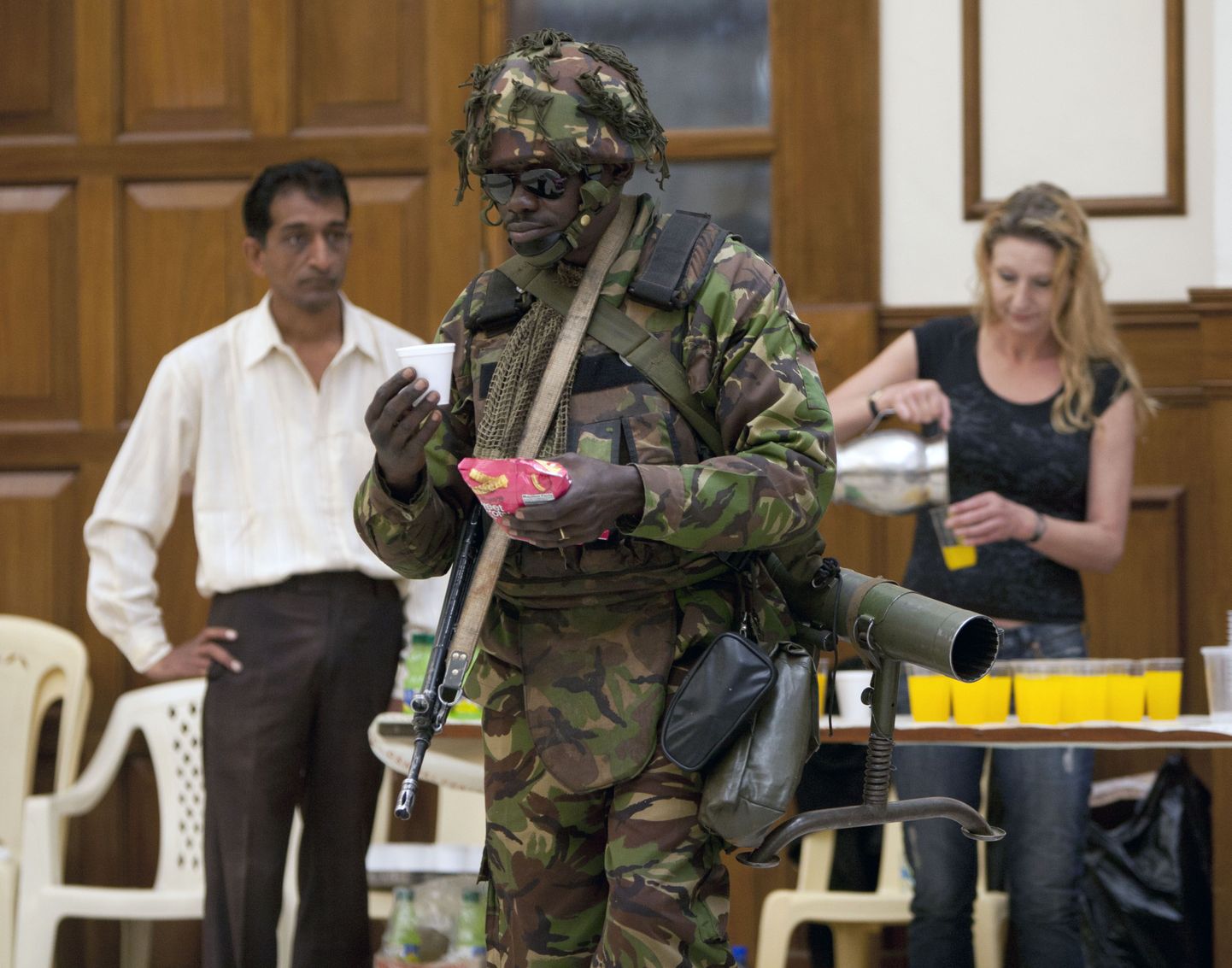 Hambuni relvastatud Kenya kaitsejõudude sõdur käis Westgate'i lähistel asuva Oshwali keskuse juures omale süüa võtmas.