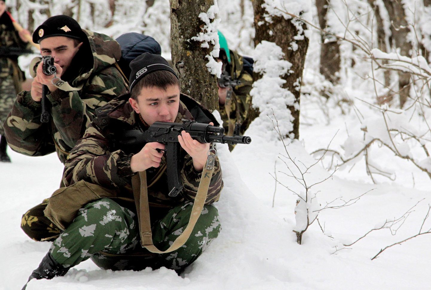 Kalašnikovidega relvastatud Vene kadetid õppusel Stavropolis.