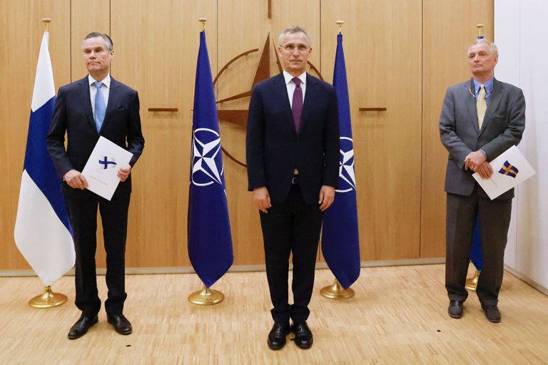 Послы Финляндии и Швеции при НАТО вручают заявки генсеку Альянса. Брюссель, 18 мая 2022 года.