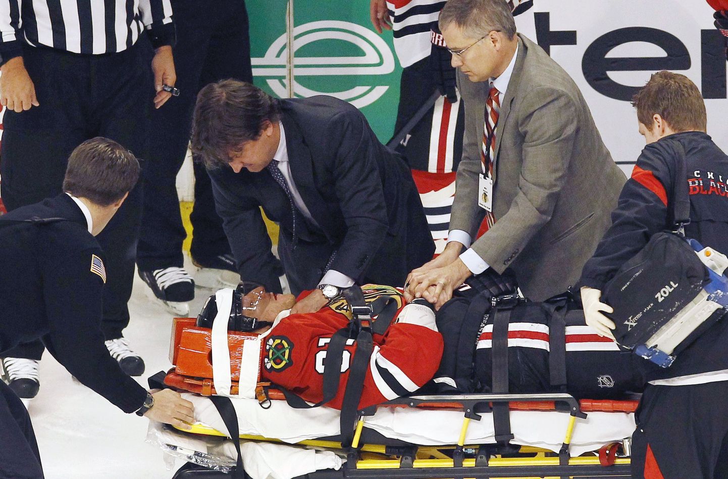 Инцидент во вчерашнем хоккейном матче НХЛ, в результате которого Мариан Хосса оказался в больнице.