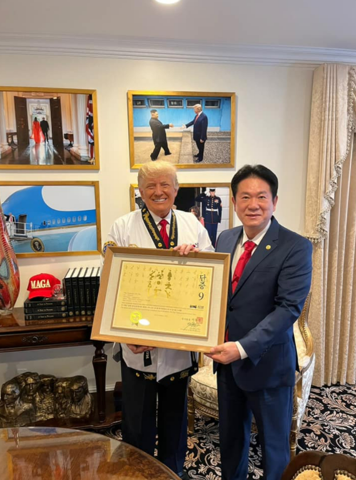 Kukkiwoni president Lee Dong-sup andmas üle Donald Trumpile musta vöö sertifikaadi.