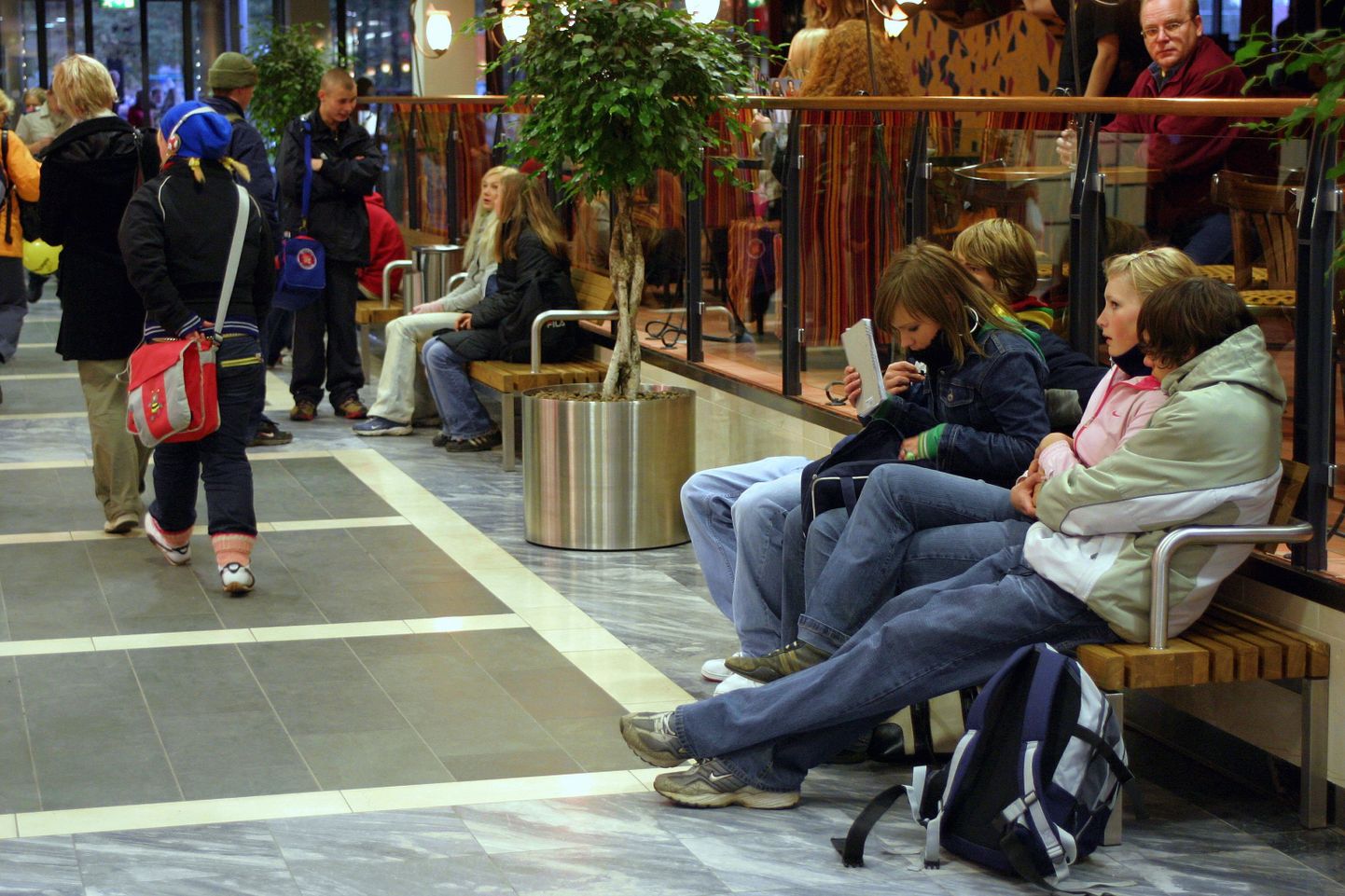 Noored veedavad aega ka Eesti kaubanduskeskustes.