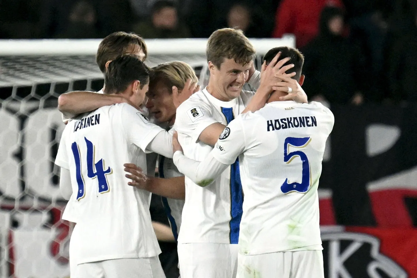 Soome mängijad rõõmustamas pärast võitu Poola üle.