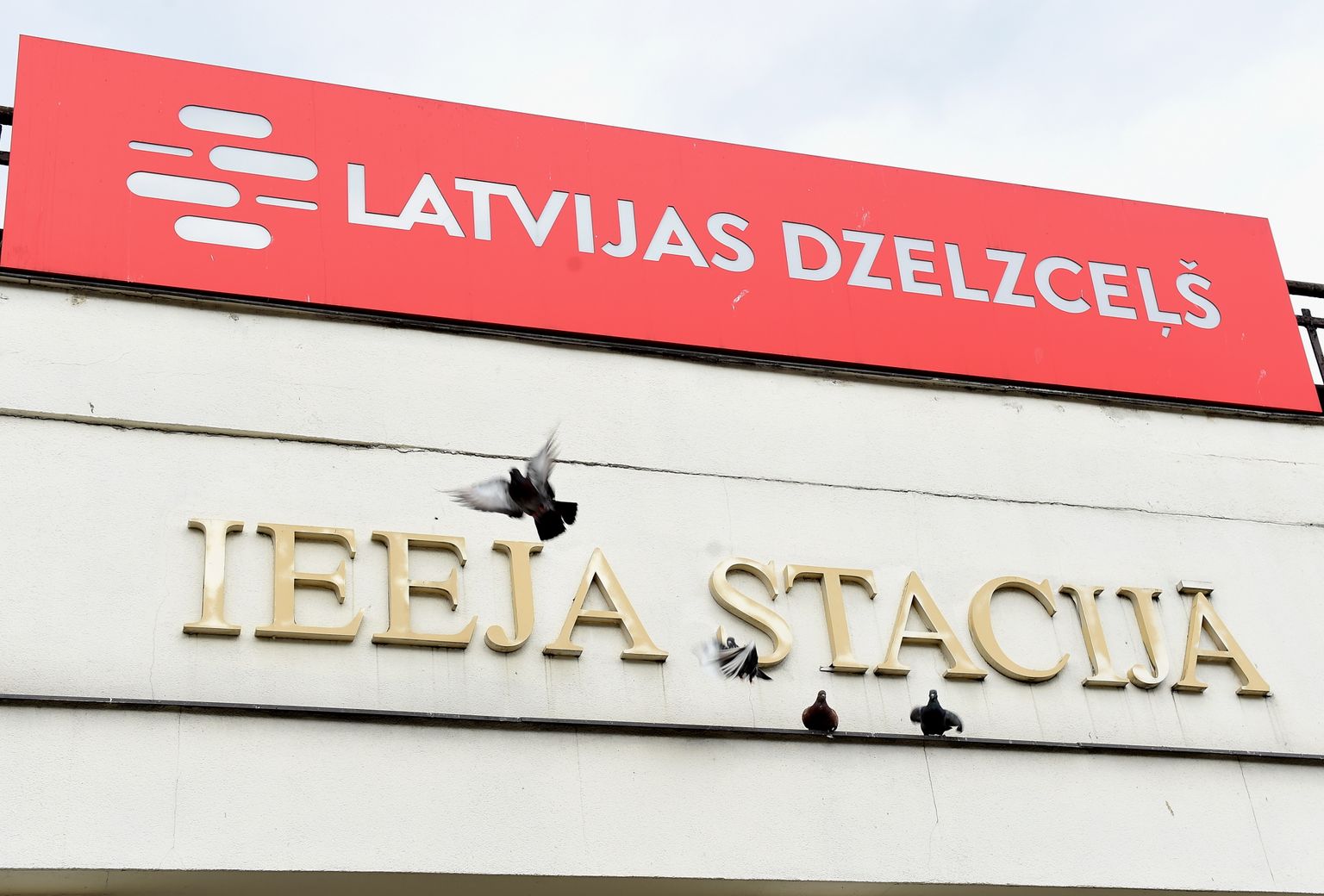 "Latvijas dzelzceļš" izkārtne pie ieejas stacijā.