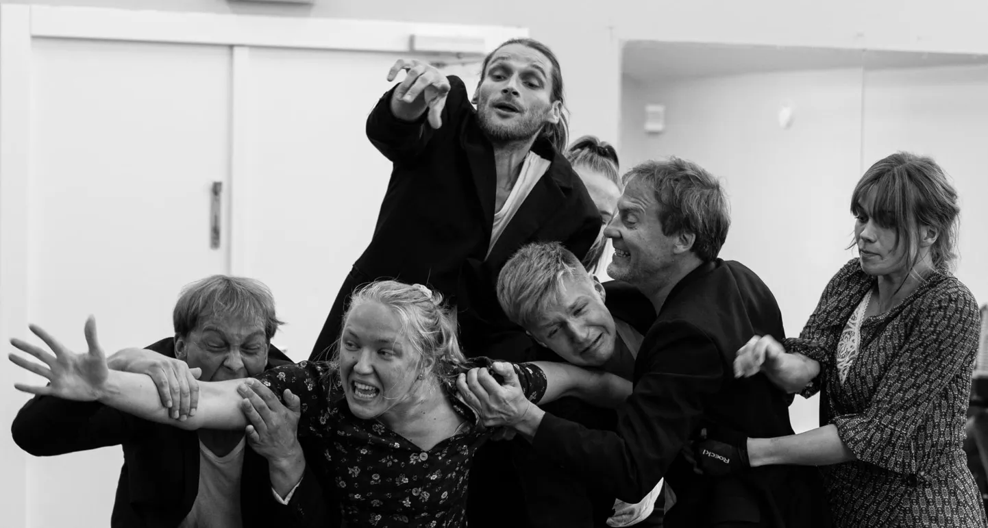 «Kabaree. Põrgu» proovis vasakult Meelis Põdersoo, Maria Paiste, Ago Soots, Rasmus Järvesaar, (peaaegu varjatud: Hanna Maria Saar), Margo Teder, Karolin Jürise.