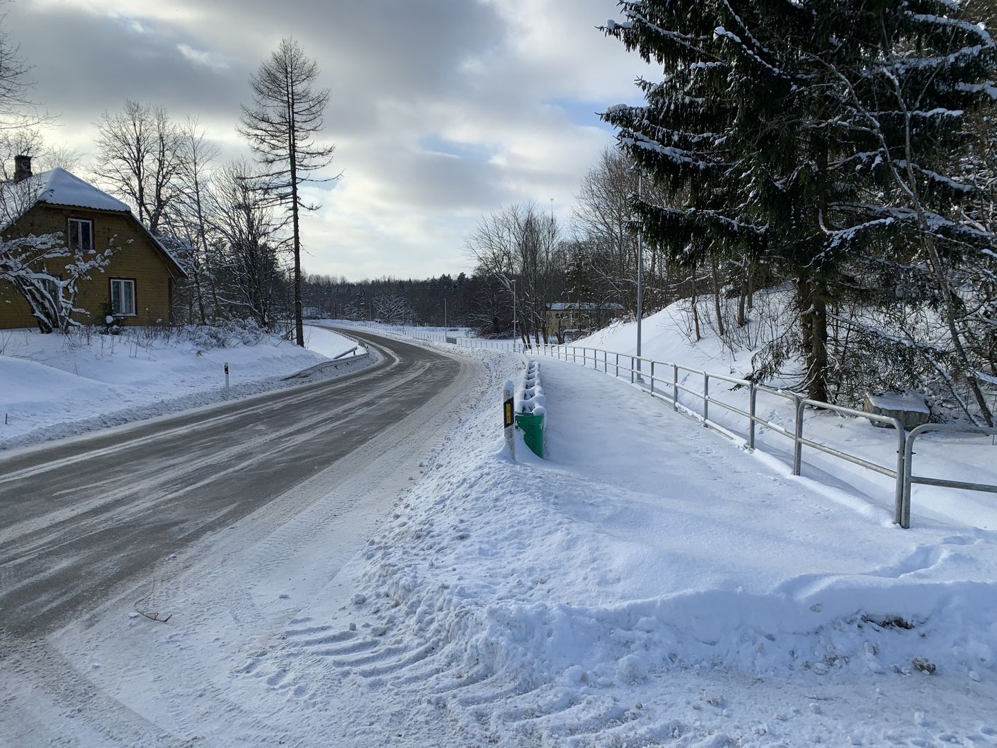 Kõnealune kõnnitee Tõrva vallas Soontaga külas. Pilt on tehtud 4. veebruari lõuna paiku.