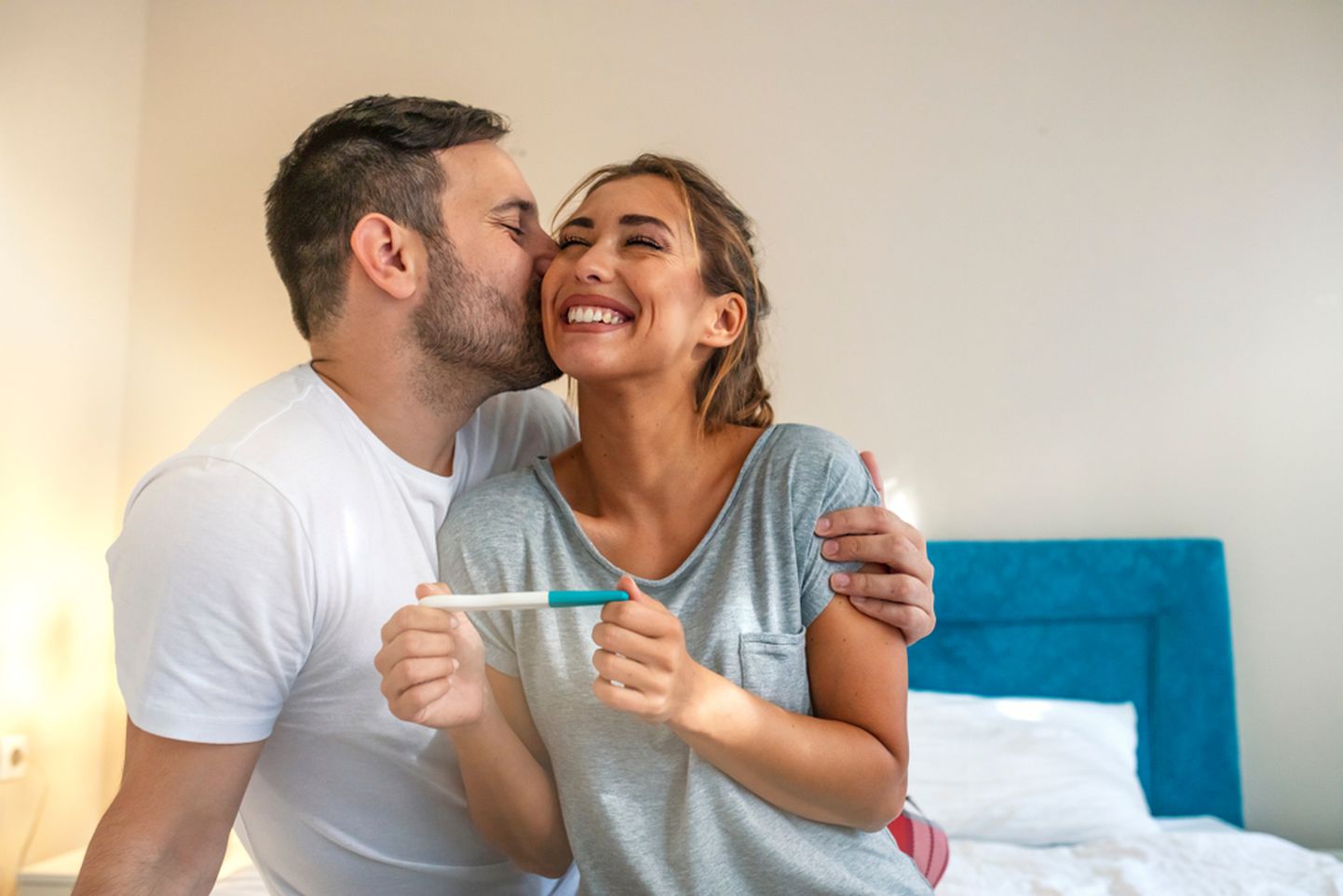 Positiivse rasedustestiga õnnelik paar