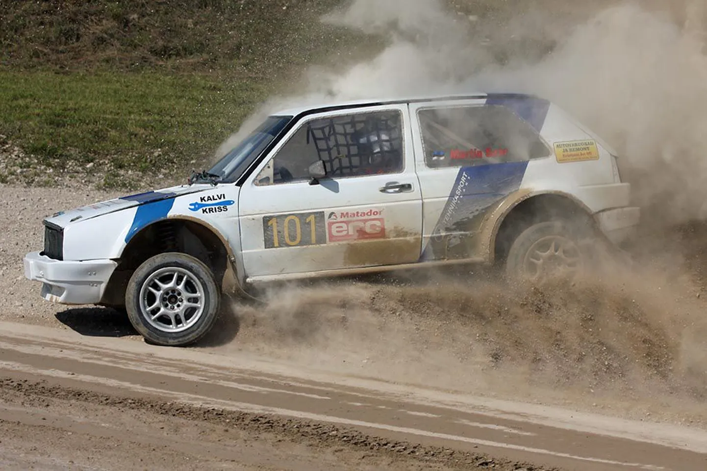 Volkswagen Golfil kihutanud 21aastane Vändra noormees Martin Saar võitis Eesti meistrivõistluste kuldmedali nii sõiduautode rallikrossis kui -sprindis.