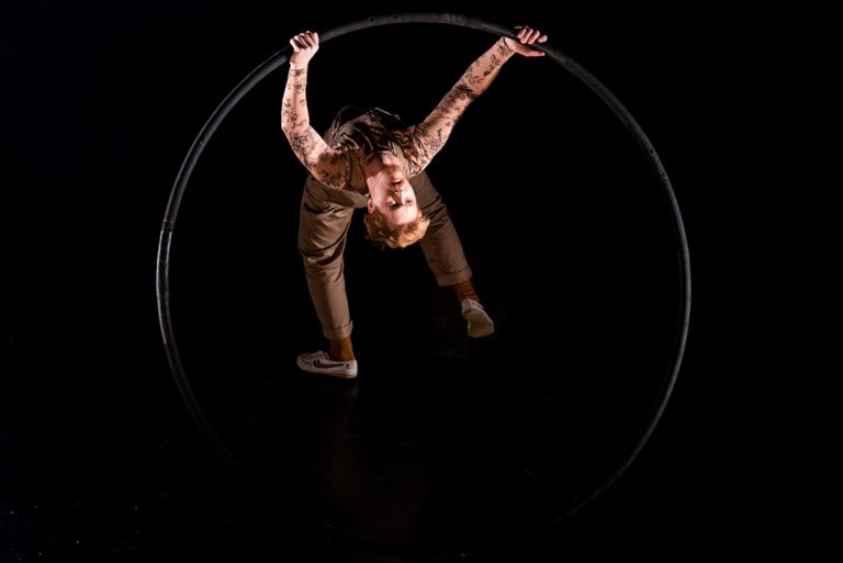 Hetk trupi Circus Sabok lavastusest «Ära jäta mind riplema», rattas on Kert Ridaste. FOTO: