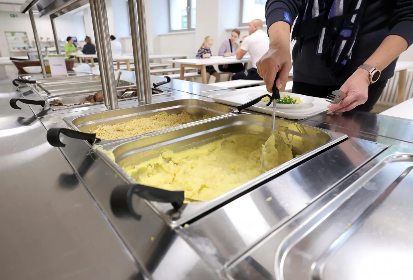 Emadel-isadel tuleb lapse koolilõuna eest maksta kuni 1,6 eurot päeva kohta, ent ekslikult läksid Hansa kooli lapsevanemate arvele ka kuue vaheaja päeva tasud.