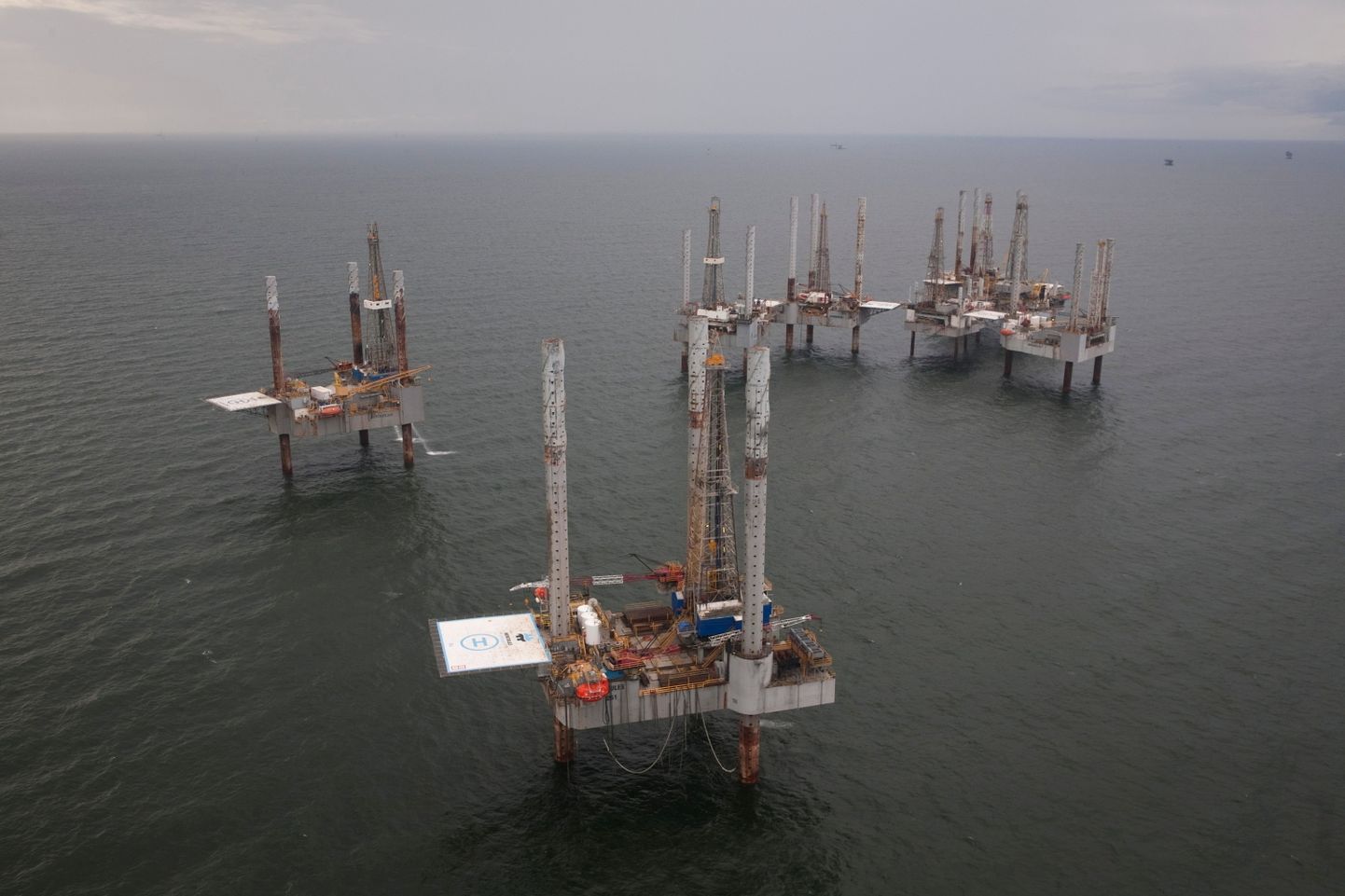 Mehhiko lahes Louisiana lähedal asuvad peatatud tegevusega naftaplatvormid.