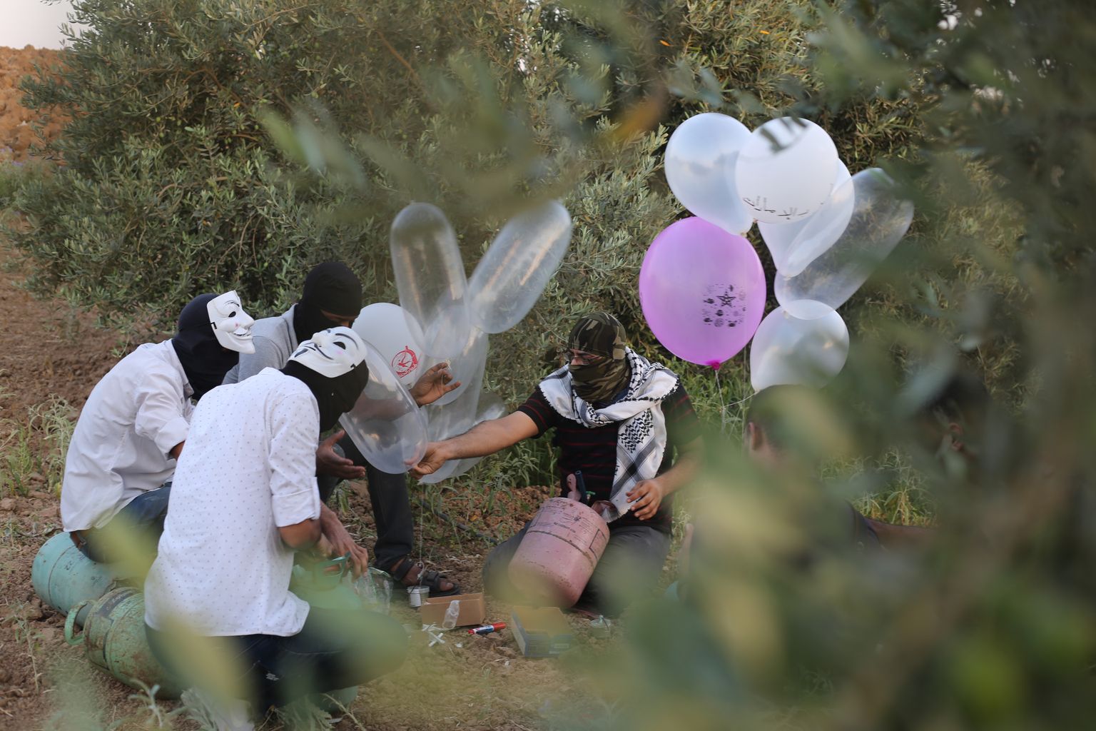 Palestiinlased süüteõhupallidega Gazas.