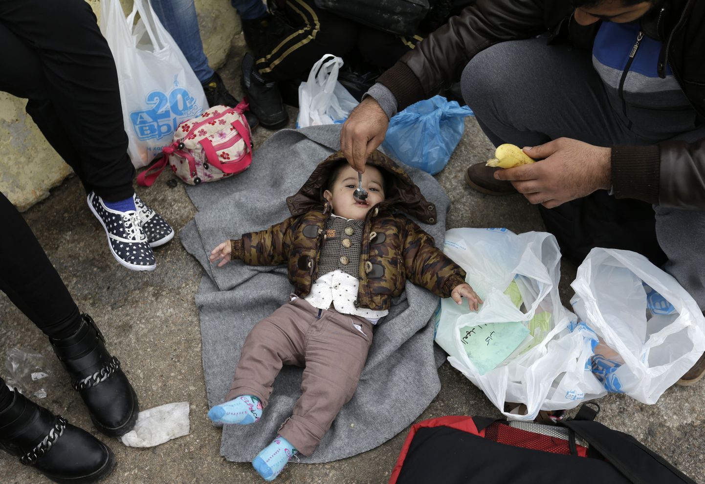 Süürlasest põgenik oma last toitmas