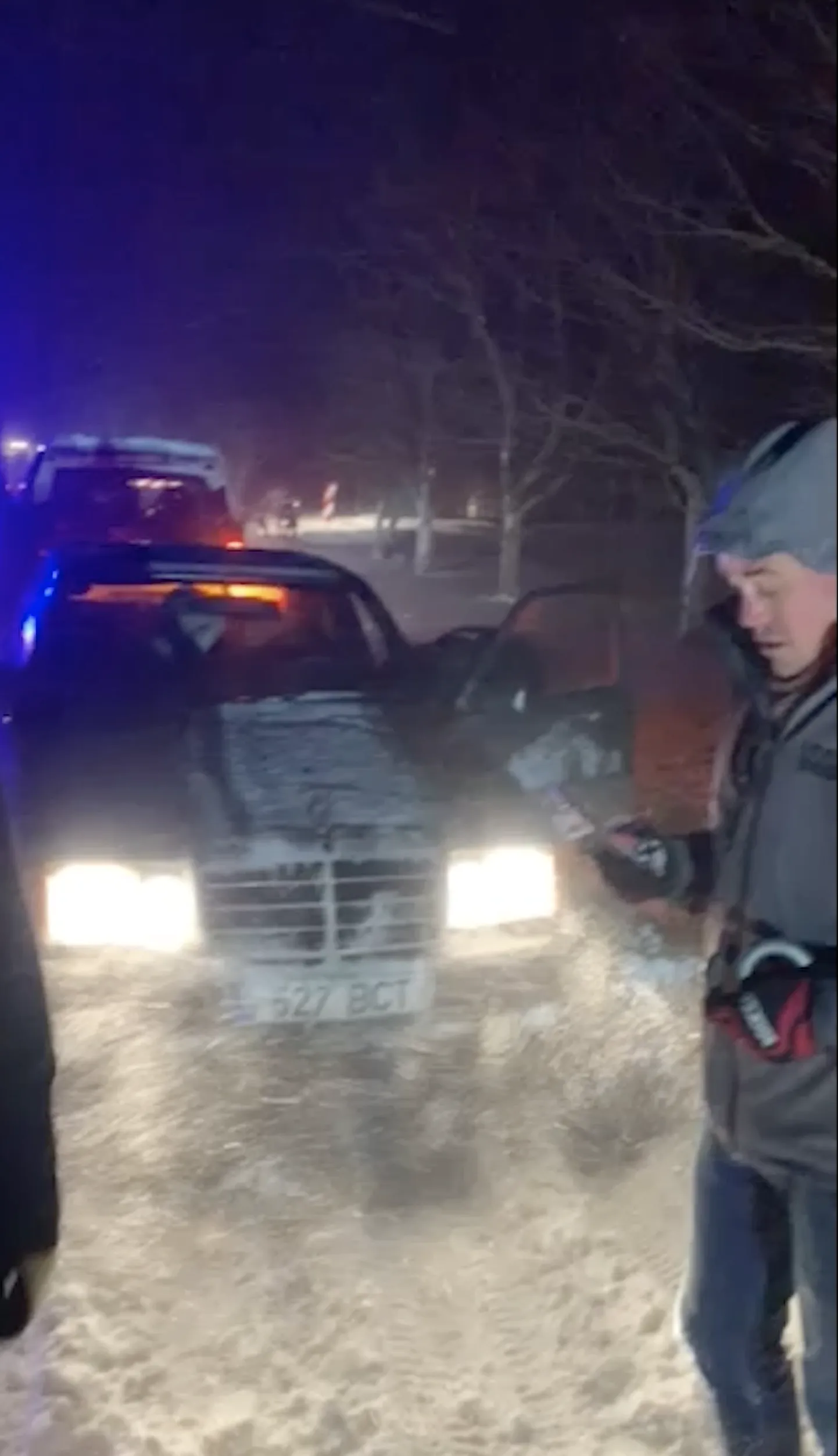 Lugejal, kes toimetusele video saatis, kulus Harjumaal Luigel riigiteel lumevangist väljakaevamiseks laupäeval kolm tundi.