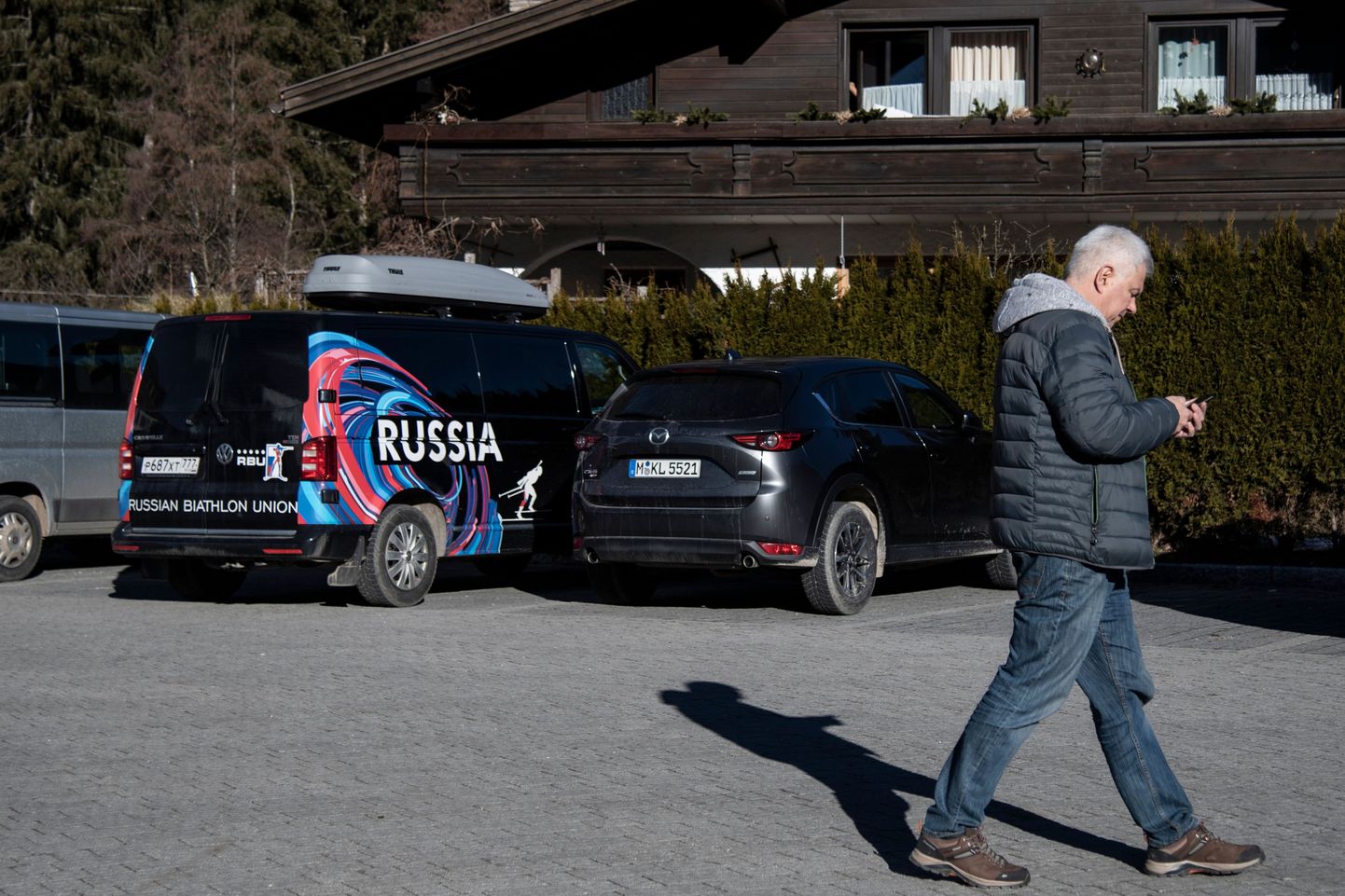 Krievijas Biatlona federācijas dienesta auto pie viesnīcas Itālijā.
