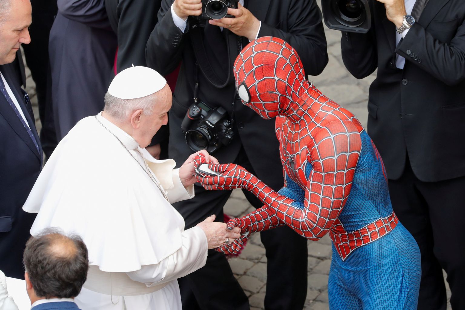 Папа римский Франциск встретился в Ватикане с Человеком-пауком.